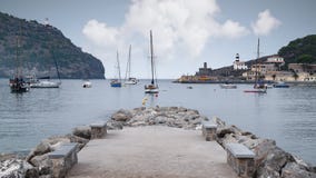 Barcos na baía de Porto de Soller na ilha de Majorca fotografia de stock royalty free Barcos na baía de Porto de Soller na ilha de Majorca fotografia de stock royalty free