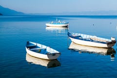Barcos no lago Ohrid fotografia de stock royalty free Barcos no lago Ohrid fotografia de stock royalty free