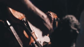 Bardzo potężny i ekspresyjny występ zespół rockowy na scenie Widok za od muzyków zbiory Bardzo potężny i ekspresyjny występ zespół rockowy na scenie Widok za od muzyków zbiory