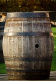 Baril de whiskey dans un jardin Ecosse de bar image libre de droits Baril de whiskey dans un jardin Ecosse de bar image libre de droits