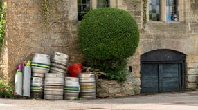 Barils de bière vides en dehors de bar anglais photo stock Barils de bière vides en dehors de bar anglais photo stock