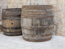 Barils de vin dans la vieille ville de Dubrovnik photo libre de droits Barils de vin dans la vieille ville de Dubrovnik photo libre de droits