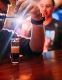 Barista praca robi koktajlowi męskim klientów zegarkom obrazy stock Barista praca robi koktajlowi męskim klientów zegarkom obrazy stock