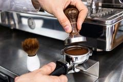 Barista que presiona el café molido en portafilter con un pisón fotos de archivo libres de regalías Barista que presiona el café molido en portafilter con un pisón fotos de archivo libres de regalías