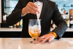 Barista Stirring una bevanda sull'alto ristorante della scala del contro smoking operato fotografia stock libera da diritti Barista Stirring una bevanda sull'alto ristorante della scala del contro smoking operato fotografia stock libera da diritti