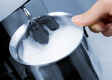 baristalatteframställning arkivfoto baristalatteframställning arkivfoto