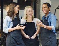 Baristas, das etwas lustig an einem Telefon aufpasst lizenzfreies stockfoto Baristas, das etwas lustig an einem Telefon aufpasst lizenzfreies stockfoto