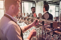 Barman in bar royalty-vrije stock afbeeldingen Barman in bar royalty-vrije stock afbeeldingen