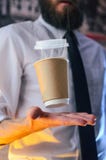 Barman et tasse faisante de la lévitation de café chaud image stock Barman et tasse faisante de la lévitation de café chaud image stock