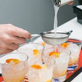 Barman faisant un cocktail dans un verre court photographie stock libre de droits Barman faisant un cocktail dans un verre court photographie stock libre de droits