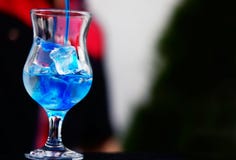 Barman préparant un cocktail avec le sirop bleu image stock Barman préparant un cocktail avec le sirop bleu image stock