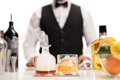 Barmixer, der ein Whiskycocktail dient Lizenzfreie Stockfotos Barmixer, der ein Whiskycocktail dient Lizenzfreie Stockfotos