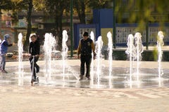 Barn att undersöka och testa den nya springbrunnen royaltyfri fotografi Barn att undersöka och testa den nya springbrunnen royaltyfri fotografi
