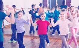 Barn som dansar contemp i studion som ler och har gyckel royaltyfri bild Barn som dansar contemp i studion som ler och har gyckel royaltyfri bild