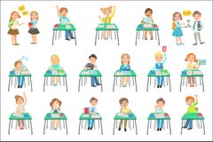 Barn som sitter på skolaskrivbord i grupp vektor illustrationer Barn som sitter på skolaskrivbord i grupp vektor illustrationer