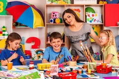 Barn som tillsammans målar och drar Hantverkkurs i grundskola för barn mellan 5 och 11 år Royaltyfri Bild Barn som tillsammans målar och drar Hantverkkurs i grundskola för barn mellan 5 och 11 år Royaltyfri Bild