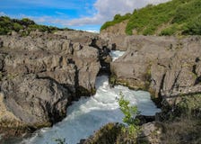 Barnafossar: Reihe Stromschnellen auf dem HvÃtÃ-¡ Fluss, Borgarfjordur-Region, West-Island, Europa stockbild Barnafossar: Reihe Stromschnellen auf dem HvÃtÃ-¡ Fluss, Borgarfjordur-Region, West-Island, Europa stockbild