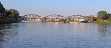 Barnesbrug over de Rivier Theems, het UK royalty-vrije stock afbeeldingen Barnesbrug over de Rivier Theems, het UK royalty-vrije stock afbeeldingen