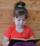 Barnet boken, läsning, utbildning, litet, läst som är gullig, ungen, skola som är ung, behandla som ett barn, pojken, barndom, kv royaltyfria foton Barnet boken, läsning, utbildning, litet, läst som är gullig, ungen, skola som är ung, behandla som ett barn, pojken, barndom, kv royaltyfria foton
