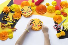 Barnet gör ettgjort papper Tigerorigami royaltyfri fotografi Barnet gör ettgjort papper Tigerorigami royaltyfri fotografi