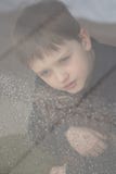 Barnet kramar hans nallebjörn Royaltyfri Fotografi Barnet kramar hans nallebjörn Royaltyfri Fotografi