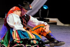 Barnet polerar dansare i traditionell dräkt, utför i en show Royaltyfri Bild Barnet polerar dansare i traditionell dräkt, utför i en show Royaltyfri Bild