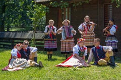 Barnet polerar dansare i traditionell dräkt utför i en show Royaltyfria Bilder Barnet polerar dansare i traditionell dräkt utför i en show Royaltyfria Bilder
