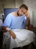 Barnet sårade mannen i sjukhusrum som bara sitter i, smärtar bekymrat för hans vård- villkor arkivbilder Barnet sårade mannen i sjukhusrum som bara sitter i, smärtar bekymrat för hans vård- villkor arkivbilder