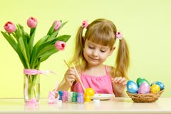 Barnflicka med borsten som färgar easter ägg royaltyfria bilder Barnflicka med borsten som färgar easter ägg royaltyfria bilder
