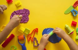 Barnform från kulör plasticine Hand för barn` s royaltyfri foto Barnform från kulör plasticine Hand för barn` s royaltyfri foto
