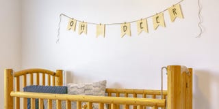 Barnkammare med trälathunden och bunting på väggen arkivbild Barnkammare med trälathunden och bunting på väggen arkivbild
