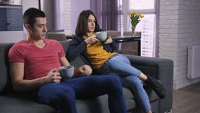 Barnpar som argumenterar om TV-kanal på soffan arkivfilmer Barnpar som argumenterar om TV-kanal på soffan arkivfilmer