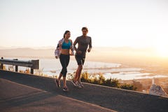 Barnpar som joggar tidigt i morgon Royaltyfri Bild Barnpar som joggar tidigt i morgon Royaltyfri Bild