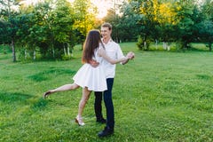 Barnpar som sött dansar på ett gräs royaltyfri foto Barnpar som sött dansar på ett gräs royaltyfri foto
