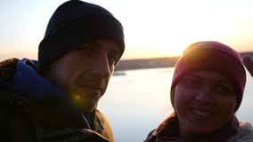 Barnparman och kvinna som fotograferas av floden på bakgrunden av solnedgången i hösten, show i kammaren stock video Barnparman och kvinna som fotograferas av floden på bakgrunden av solnedgången i hösten, show i kammaren stock video