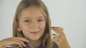 Barnståenden som äter frukosten, flickaframsidan, unge äter rostat bröd och choklad 4K arkivfoton Barnståenden som äter frukosten, flickaframsidan, unge äter rostat bröd och choklad 4K arkivfoton