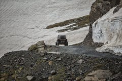 Barnvagnberg som kör på vägen med snöytterlighet arkivbild Barnvagnberg som kör på vägen med snöytterlighet arkivbild