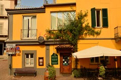 Barolo landskap av Cuneo, Piedmont, Italien Juli 2018 Gränderna av den gamla staden royaltyfri fotografi Barolo landskap av Cuneo, Piedmont, Italien Juli 2018 Gränderna av den gamla staden royaltyfri fotografi