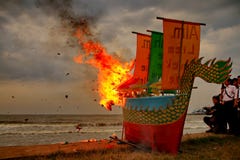 Barongsai och drakefartygbränning arkivfoto Barongsai och drakefartygbränning arkivfoto
