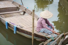 Barqueiro com os chapéus cónicos em Vietnam Imagem de Stock Barqueiro com os chapéus cónicos em Vietnam Imagem de Stock