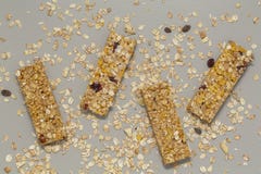 Barra de Granola Barra de granola del cereal con las nueces, la fruta y las bayas en una tabla de piedra gris Bocado dulce sano d foto de archivo libre de regalías Barra de Granola Barra de granola del cereal con las nueces, la fruta y las bayas en una tabla de piedra gris Bocado dulce sano d foto de archivo libre de regalías