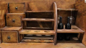 Barra di legno d'annata del vino con vino rosso immagini stock Barra di legno d'annata del vino con vino rosso immagini stock