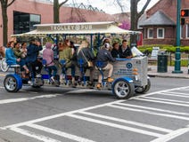 Barra móvil del poder del pedal con los jinetes y el camarero Barra móvil del poder del pedal con los jinetes y el camarero