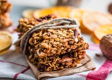 Barras de Granola citrino, sementes, manteiga de amendoim e frutos secos fotografia de stock Barras de Granola citrino, sementes, manteiga de amendoim e frutos secos fotografia de stock