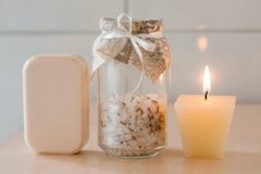 Barre de savon, sel de bain et bougie naturels photo libre de droits Barre de savon, sel de bain et bougie naturels photo libre de droits