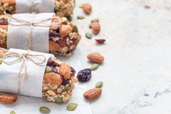 Barre di energia casalinghe del granola con i fichi, la farina d'avena, la mandorla, il mirtillo rosso asciutto ed i semi di zucc Immagine Stock Barre di energia casalinghe del granola con i fichi, la farina d'avena, la mandorla, il mirtillo rosso asciutto ed i semi di zucc Immagine Stock