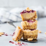 Barres d'énergie crues faites main de protéine ou gâteaux au fromage, casse-croûte sain de superfood photo stock Barres d'énergie crues faites main de protéine ou gâteaux au fromage, casse-croûte sain de superfood photo stock