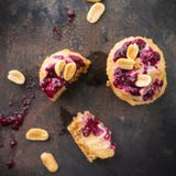 Barres d'énergie crues faites main de protéine ou gâteaux au fromage, casse-croûte sain de superfood photographie stock Barres d'énergie crues faites main de protéine ou gâteaux au fromage, casse-croûte sain de superfood photographie stock