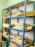 Barres en bois sur une étagère pour davantage d'usage images stock Barres en bois sur une étagère pour davantage d'usage images stock