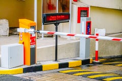 Barriera del parcheggio, sistema di sicurezza per lo sviluppo dell'accesso - fermata del portone della barriera con i coni di tra fotografia stock libera da diritti Barriera del parcheggio, sistema di sicurezza per lo sviluppo dell'accesso - fermata del portone della barriera con i coni di tra fotografia stock libera da diritti